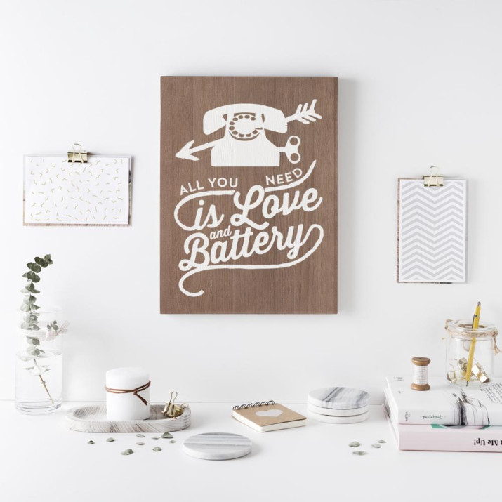 Cartel de madera 'Love and battery' 2 